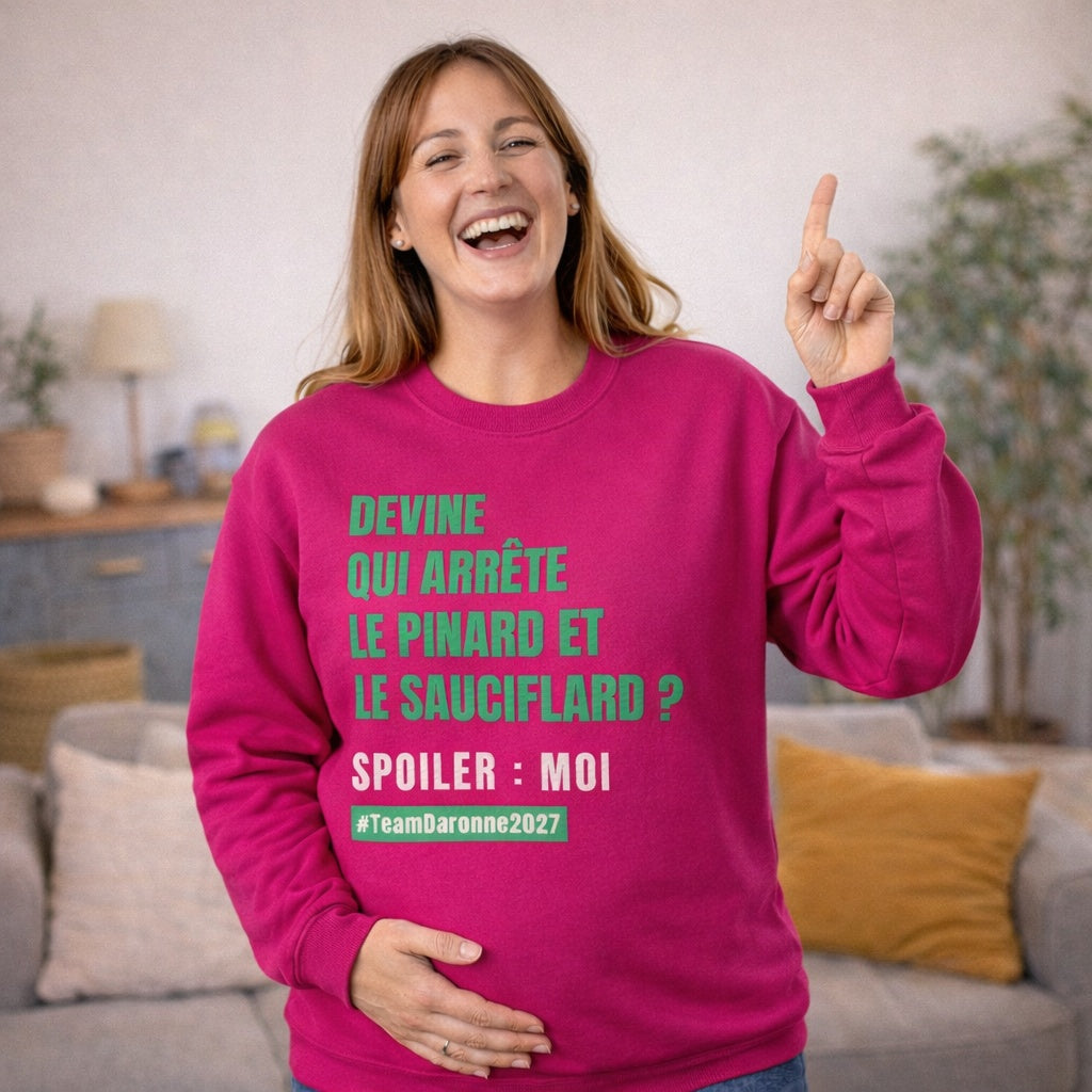 Femme enceinte portant un pull humour annonce grossesse "Devine qui arrête le pinard et le sauciflard"